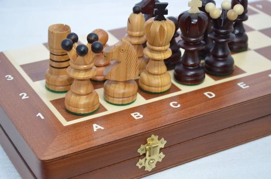 Chess The Game - Vintage Schaakspel - Klassiek Schaakbord Met Kersenhouten Schaakstukken - Eyecatcher! 8 Chess The Game - Vintage Schaakspel - Klassiek Schaakbord Met Kersenhouten Schaakstukken - Eyecatcher! - Afbeelding 8