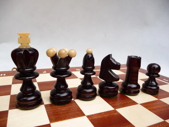 Chess The Game - Vintage Schaakspel - Klassiek Schaakbord Met Kersenhouten Schaakstukken - Eyecatcher! 2 Chess The Game - Vintage Schaakspel - Klassiek Schaakbord Met Kersenhouten Schaakstukken - Eyecatcher! - Afbeelding 2