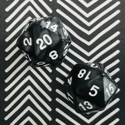 Merkloos Spel | 20-kantige Dobbelstenen | 2x | Zwart & Wit | Optellen En Aftrekken