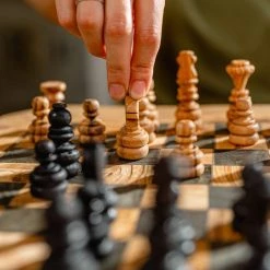 Schaakset Olijfolie & Honing Met Laden - Schaakspel - Schaakstukken - Schaakbord - Schaken - Bordspel - Handgemaakt - Cadeau - Kado - Hout - Zwart - Volwassenen & Kinderen - 55 X 55 X 10 Cm -Kinderspellen Verkoopwinkel 550x823 5